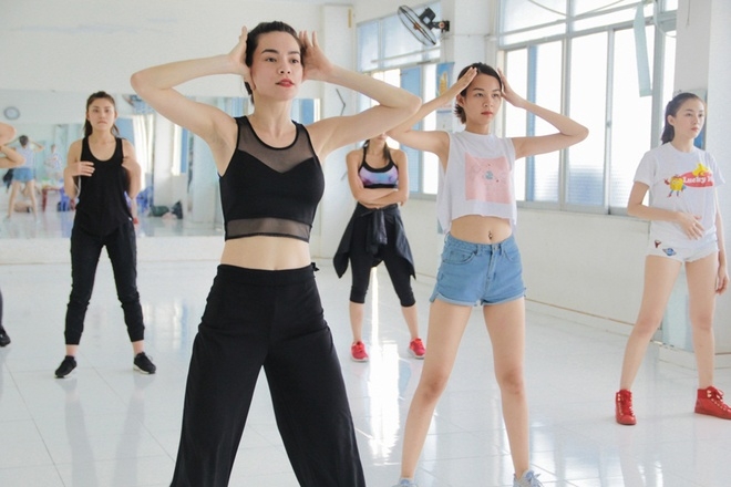 Hồ Ngọc Hà khoe eo trên sàn tập nhảy cùng học trò The Face