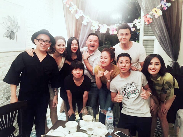 hoang-thuy-linh-don-sinh-nhat-ben-nguoi-yeu-va-nhom-ban-than-4