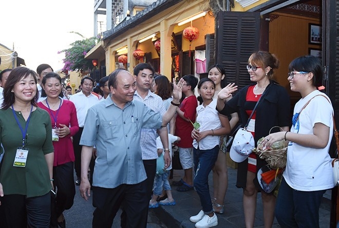 Xe ho tong Thu tuong vao pho di bo: Nguoi trong cuoc noi gi? hinh anh 1