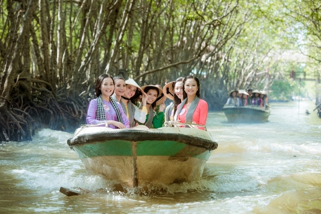 Dàn người đẹp Hoa hậu Việt Nam duyên dáng với áo bà ba
