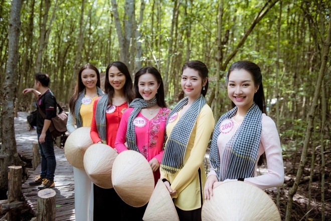 Dàn người đẹp Hoa hậu Việt Nam duyên dáng với áo bà ba