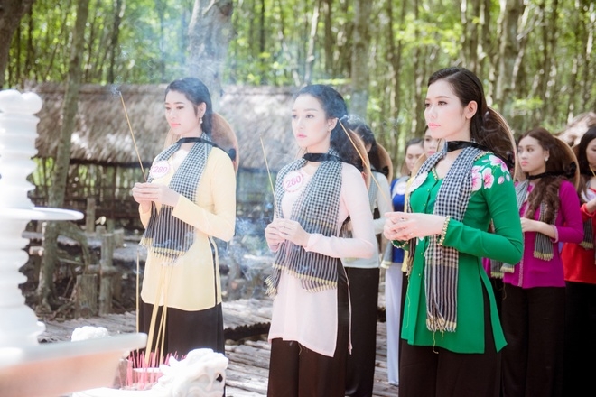 Dàn người đẹp Hoa hậu Việt Nam duyên dáng với áo bà ba