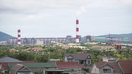 Những cột ống khói phun khói liên tục tại Formosa. Ảnh: Minh Thùy