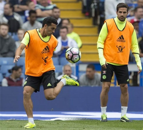 hlv-conte-cam-cau-thu-chelsea-an-pizza-sau-tran-dau-1