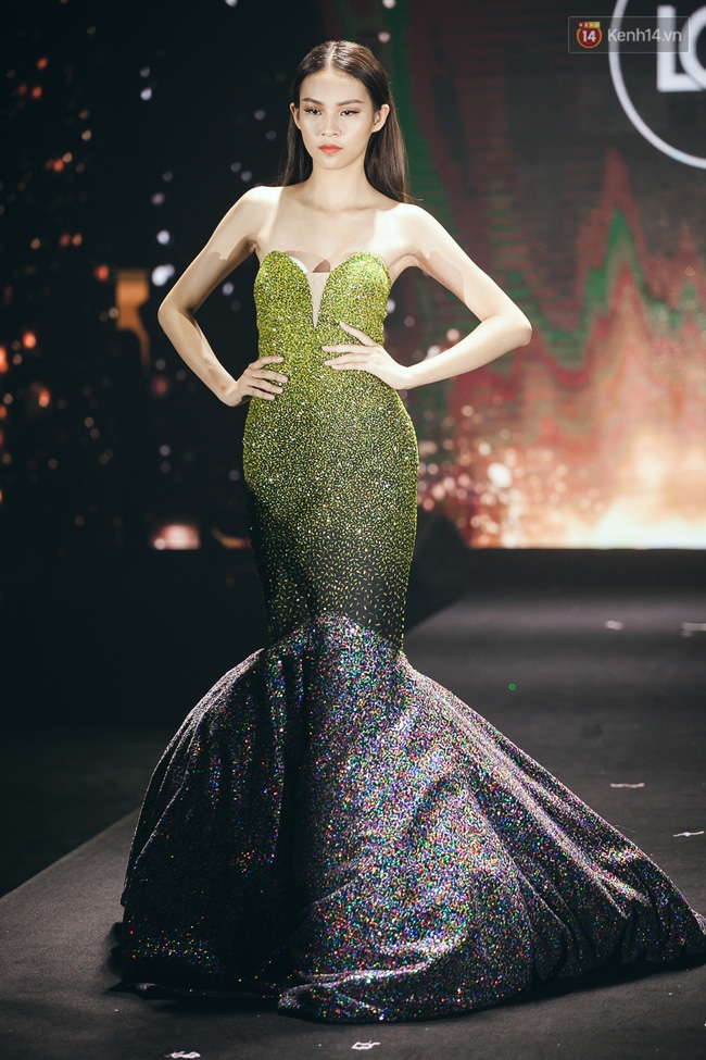Phí Phương Anh & Chúng Huyền Thanh team Hà Hồ suýt té ngã trên sàn catwalk - Ảnh 3. Phí Phương Anh & Chúng Huyền Thanh team Hà Hồ suýt té ngã trên sàn catwalk - Ảnh 3.