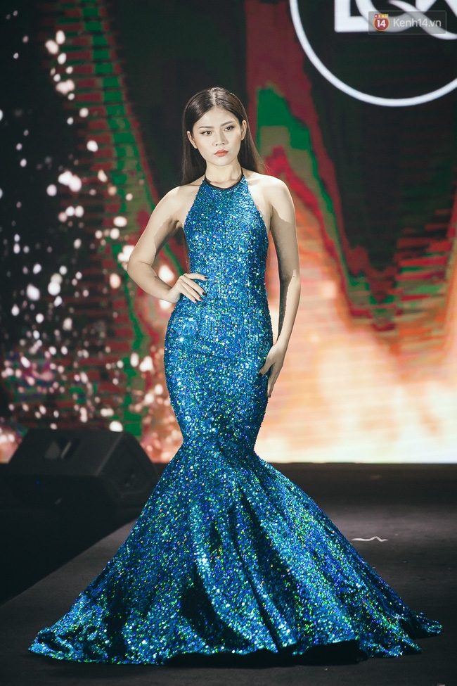 Phí Phương Anh & Chúng Huyền Thanh team Hà Hồ suýt té ngã trên sàn catwalk - Ảnh 5. Phí Phương Anh & Chúng Huyền Thanh team Hà Hồ suýt té ngã trên sàn catwalk - Ảnh 5.