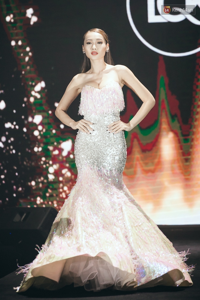 Phí Phương Anh & Chúng Huyền Thanh team Hà Hồ suýt té ngã trên sàn catwalk - Ảnh 6. Phí Phương Anh & Chúng Huyền Thanh team Hà Hồ suýt té ngã trên sàn catwalk - Ảnh 6.