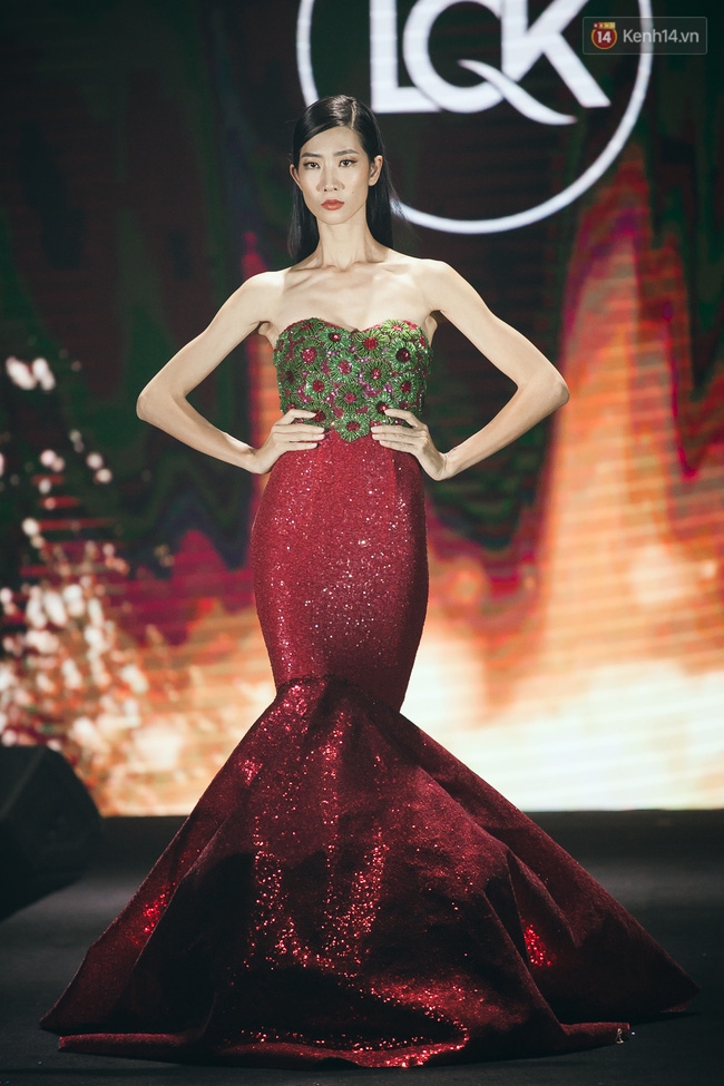 Phí Phương Anh & Chúng Huyền Thanh team Hà Hồ suýt té ngã trên sàn catwalk - Ảnh 10. Phí Phương Anh & Chúng Huyền Thanh team Hà Hồ suýt té ngã trên sàn catwalk - Ảnh 10.