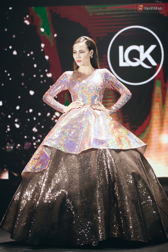Phí Phương Anh & Chúng Huyền Thanh team Hà Hồ suýt té ngã trên sàn catwalk - Ảnh 11. Phí Phương Anh & Chúng Huyền Thanh team Hà Hồ suýt té ngã trên sàn catwalk - Ảnh 11.