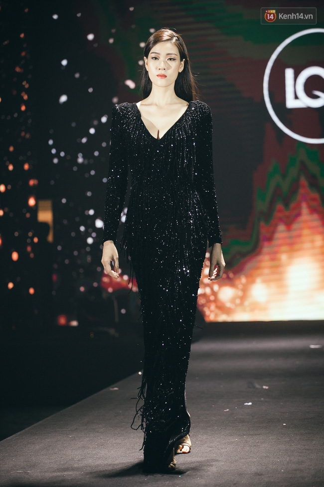 Phí Phương Anh & Chúng Huyền Thanh team Hà Hồ suýt té ngã trên sàn catwalk - Ảnh 12. Phí Phương Anh & Chúng Huyền Thanh team Hà Hồ suýt té ngã trên sàn catwalk - Ảnh 12.