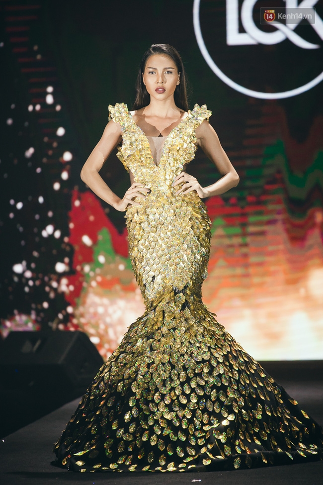 Phí Phương Anh & Chúng Huyền Thanh team Hà Hồ suýt té ngã trên sàn catwalk - Ảnh 13. Phí Phương Anh & Chúng Huyền Thanh team Hà Hồ suýt té ngã trên sàn catwalk - Ảnh 13.