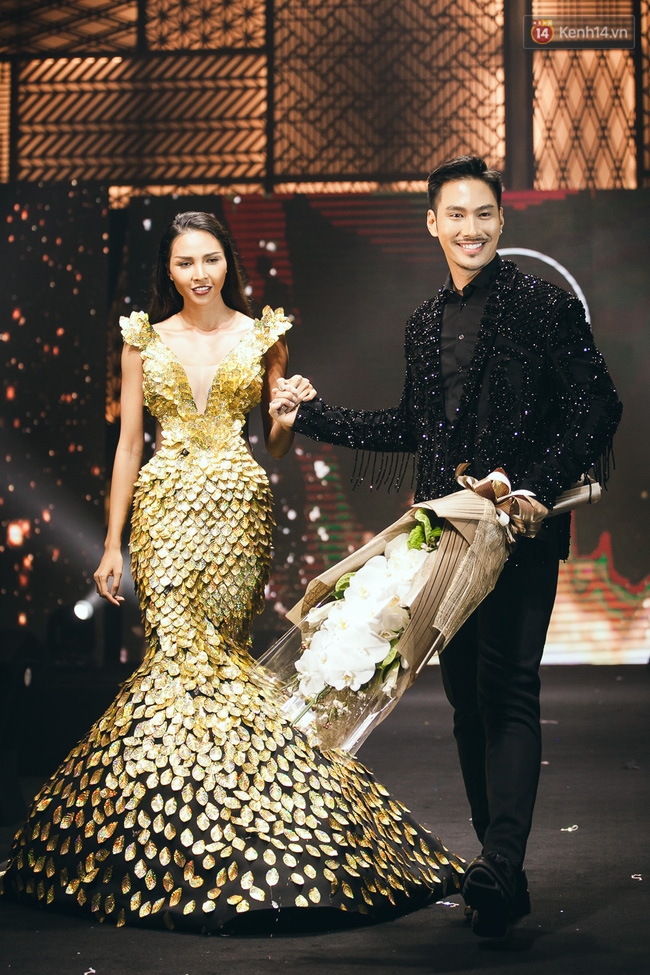 Phí Phương Anh & Chúng Huyền Thanh team Hà Hồ suýt té ngã trên sàn catwalk - Ảnh 15. Phí Phương Anh & Chúng Huyền Thanh team Hà Hồ suýt té ngã trên sàn catwalk - Ảnh 15.