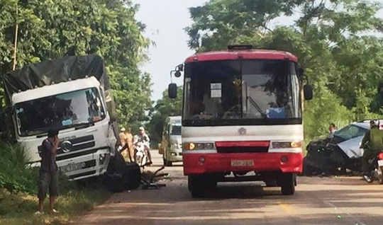  Hiện trường vụ tai nạn giữa xe tải và xe 7 chỗ trên tuyến đường Hồ Chí Minh qua Thanh Hóa 