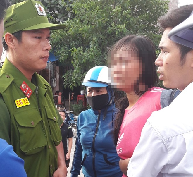 Cứu người mẹ trẻ ôm con nhảy sông tự tử - Ảnh 1.