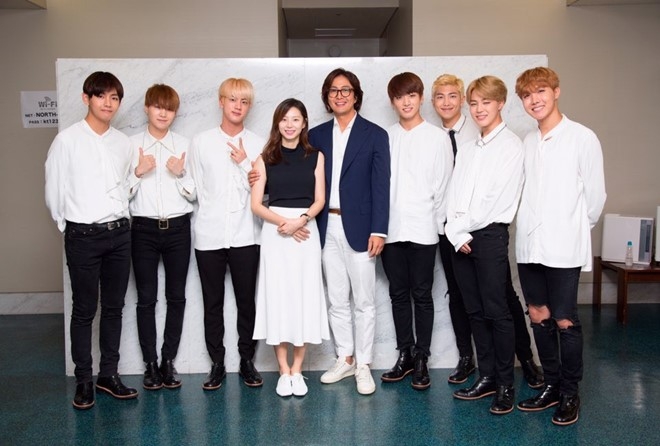 Bae Yong Joon thap tung vo bau di xem ca nhac hinh anh 1