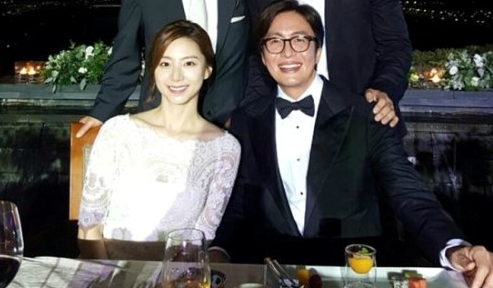 Bae Yong Joon thap tung vo bau di xem ca nhac hinh anh 2
