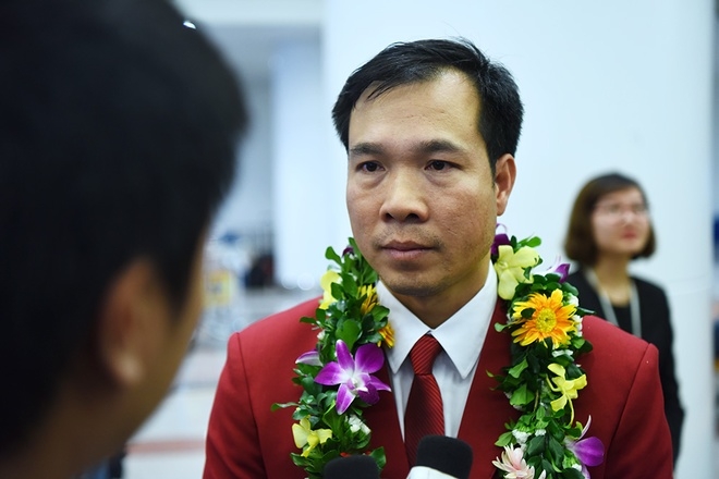 Biển người chào đón Hoàng Xuân Vinh về nước - ảnh thể thao