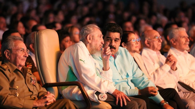  Ông Fidel trò chuyện với Tổng thống Venezuela Nicolas Maduro (Ảnh: Guardian) 