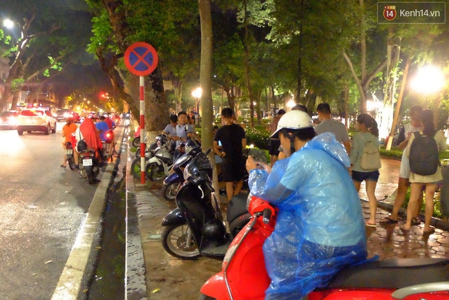 Người Hà Nội đội mưa ra đường bắt Pokemon lúc nửa đêm - Ảnh 2.