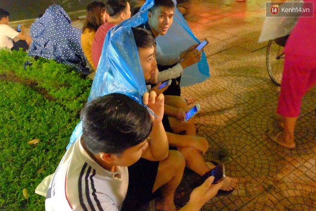 Người Hà Nội đội mưa ra đường bắt Pokemon lúc nửa đêm - Ảnh 3.