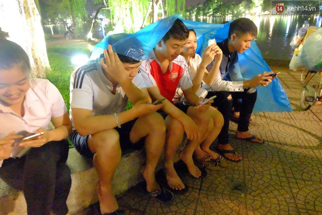 Người Hà Nội đội mưa ra đường bắt Pokemon lúc nửa đêm - Ảnh 4.