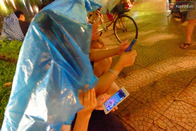 Người Hà Nội đội mưa ra đường bắt Pokemon lúc nửa đêm - Ảnh 5.