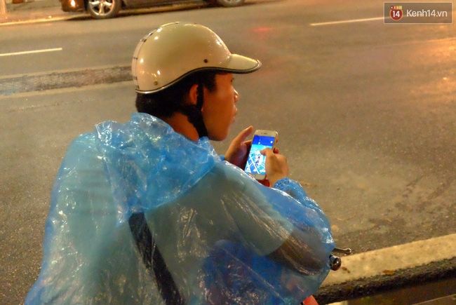 Người Hà Nội đội mưa ra đường bắt Pokemon lúc nửa đêm - Ảnh 12.