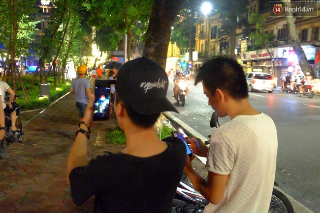 Người Hà Nội đội mưa ra đường bắt Pokemon lúc nửa đêm - Ảnh 15.