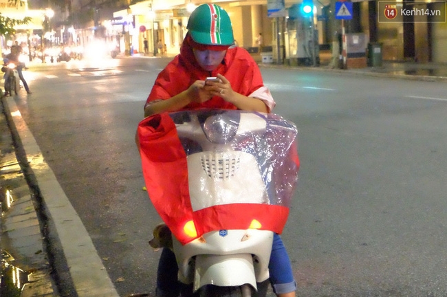 Người Hà Nội đội mưa ra đường bắt Pokemon lúc nửa đêm - Ảnh 16.