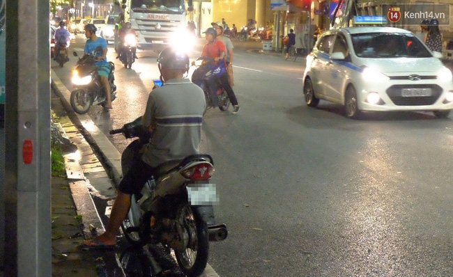 Người Hà Nội đội mưa ra đường bắt Pokemon lúc nửa đêm - Ảnh 17.
