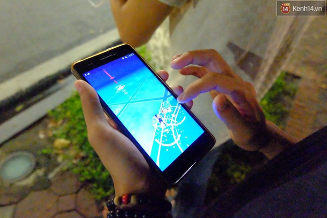 Người Hà Nội đội mưa ra đường bắt Pokemon lúc nửa đêm - Ảnh 19.