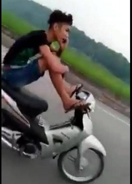 Rùng mình trước cảnh người đàn ông lái xe bằng chân trên đường - Ảnh 4.