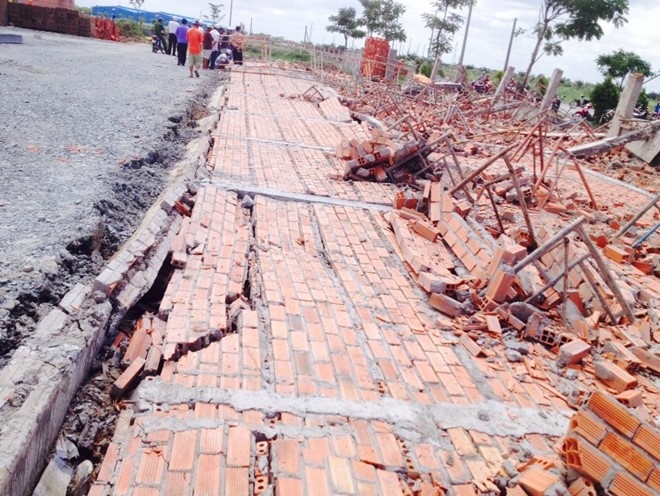 Sap tuong cao 12 m, lam ba cong nhan bi thuong hinh anh 1