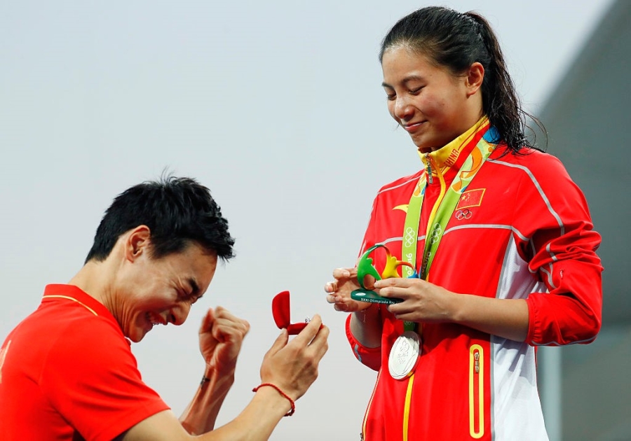 Bolt quay lai nhin doi thu khi ve nhat tao cam xuc o Olympic hinh anh 8