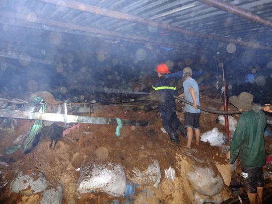  Sau hơn 3 giờ, đám cháy mới được khống chế 