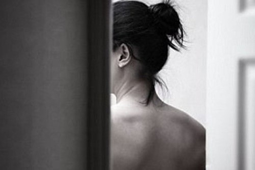 Doa giu anh khoa than, ep co giao dua 1 trieu hinh anh 1