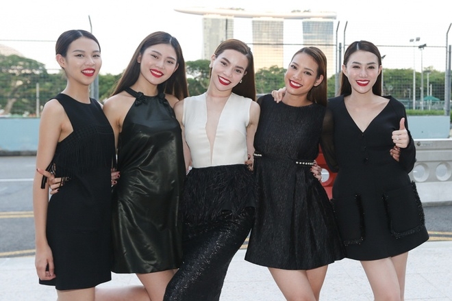 Hà Hồ cùng dàn chân dài The Face du lịch Singapore