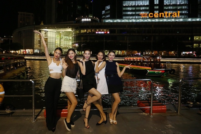 Hà Hồ cùng dàn chân dài The Face du lịch Singapore