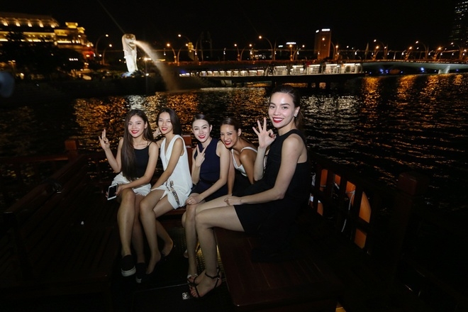 Hà Hồ cùng dàn chân dài The Face du lịch Singapore