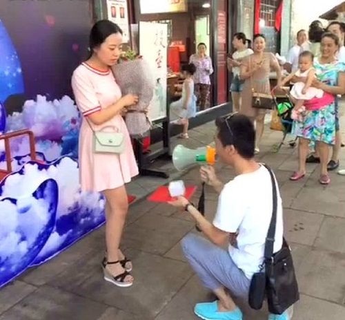 lay so do cau hon, chang trai tq bi mang te tat hinh anh 2