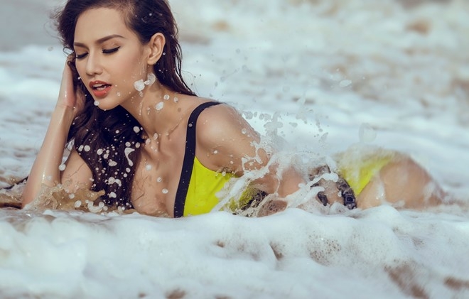 MC Quynh Chi dien bikini nong bong hinh anh 5