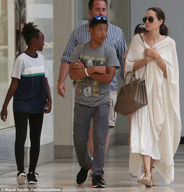 Pax Thien chung chac khi xuat hien cung Angelina Jolie hinh anh 1