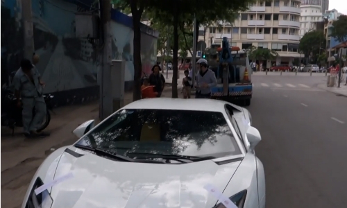 sieu-xe-lamborghini-26-ty-bi-niem-phong-tren-duong-cam-do-2