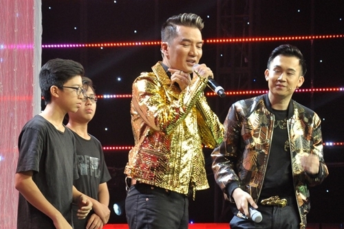 Đàm Vĩnh Hưng lên sân khấu chiêu dụ thí sinh nhí trong Tuyệt đỉnh song ca.