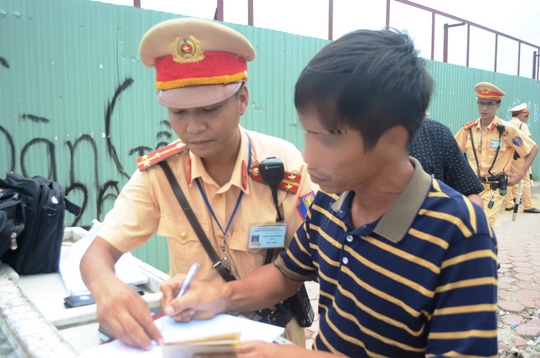 Một người dân vi phạm nồng độ cồn bị tước giấy phép lái xe và phạt tiền từ 2-3 triệu đồng