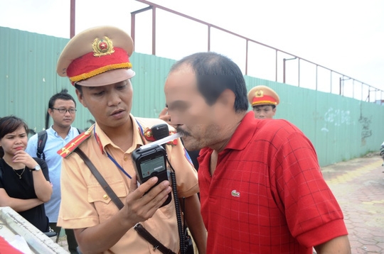 Một lái xe cũng bị xử phạt nặng khi điều khiển xe có nồng độ cồn trong người vượt quá quy định