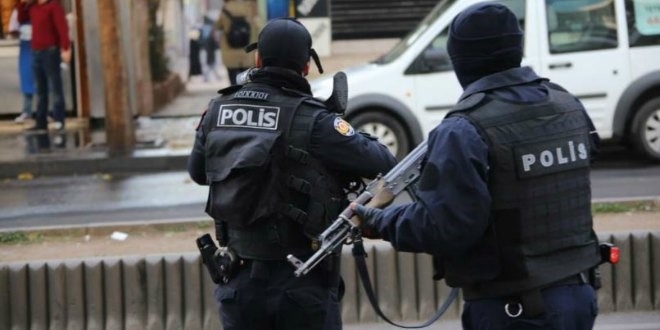 Cảnh sát Thổ Nhĩ Kỳ đột kích trụ sở của 44 công ty tại Istanbul. Ảnh: In Cyprus.