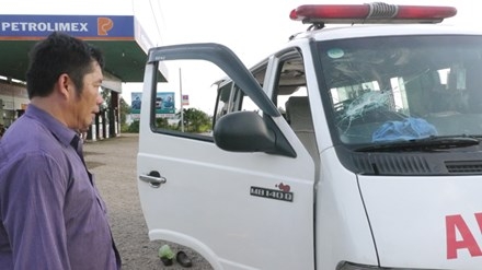 Ông Tuấn và chiếc xe bị đập phá ngăn không cho ra khỏi trung tâm Y tế