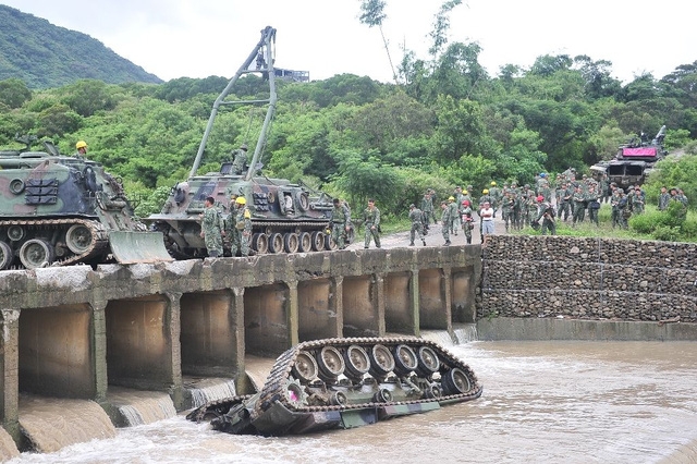  Một bức ảnh cho thấy xe tăng lập úp trên sông sau vụ tai nạn (Ảnh: AFP) 