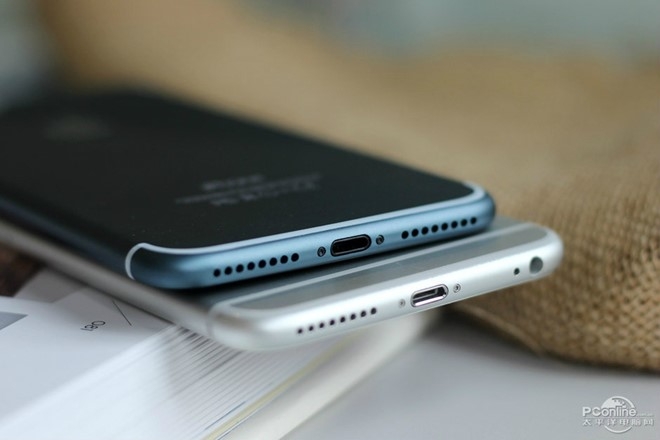 Anh iPhone 7 Pro bat nguon sang man hinh, vo mau moi hinh anh 2